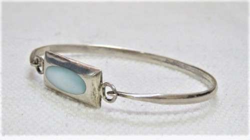 Fabulous Vintage Sterling Silver Hinged Bangle With Mother of Pearl Inlay 65 x 52 mm (10.5 g)