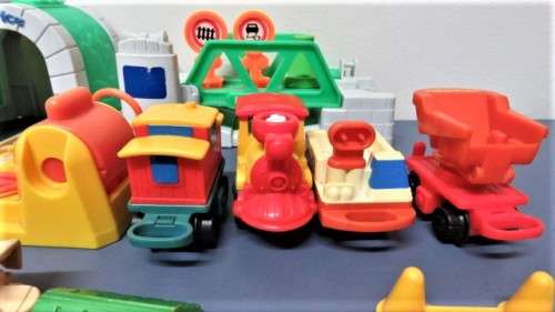 Awesome Vintage 1990`s Fischer-Price Little People Train Set SOLD AS IS