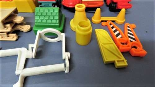 Awesome Vintage 1990`s Fischer-Price Little People Train Set SOLD AS IS