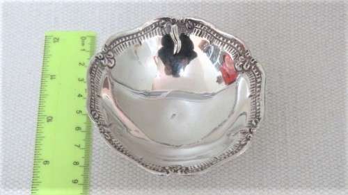 Lovely Vintage .900 Silver Three Footed Small Bowl Garland Decoration D: 90 mm (42 g)