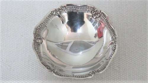 Lovely Vintage .900 Silver Three Footed Small Bowl Garland Decoration D: 90 mm (42 g)