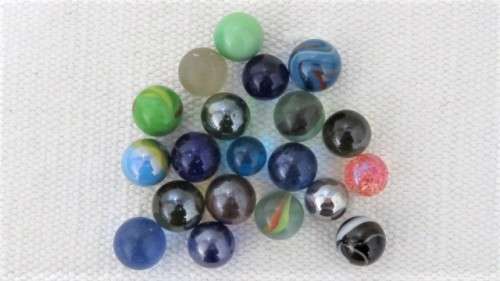 Wonderful Collection of 150 Vintage Marbles Various Sizes And Colours SOLD AS IS