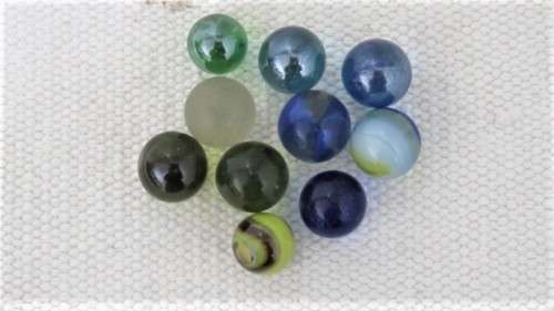 Wonderful Collection of 150 Vintage Marbles Various Sizes And Colours SOLD AS IS