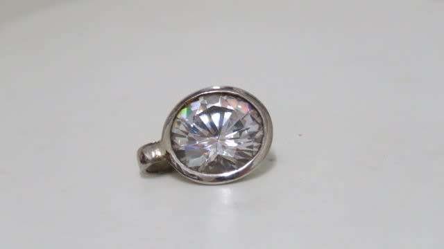 Beautiful Vintage Sterling Silver 925 Bezel Pendant With 6 mm Round Clear Crystal D: 14 mm (4.0 g)