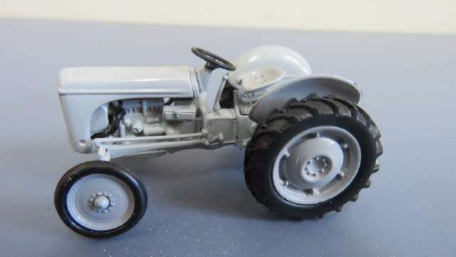 Ferguson TE - 20 1:43 Universal Hobbies (5cm (L) 2.5cm (H)