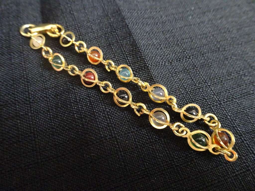 Beautiful Vintage Chakra Bracelet Mixed Round Glass Stones, Gold Tone Wire In Excellent Condition