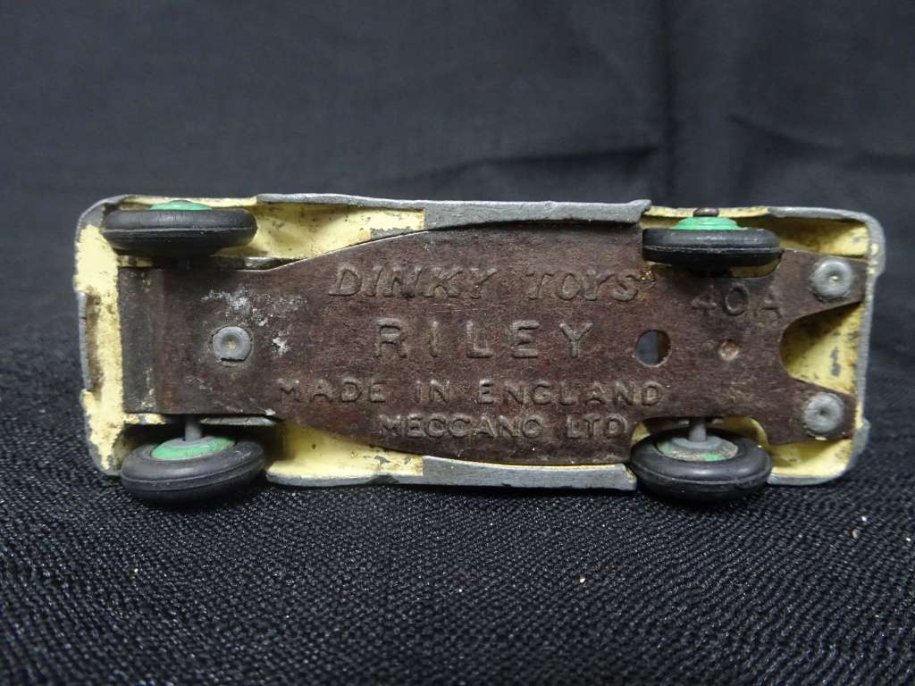 Dinky Toys Riley No 40A Made In England By Meccano LTD (L- 9cm)