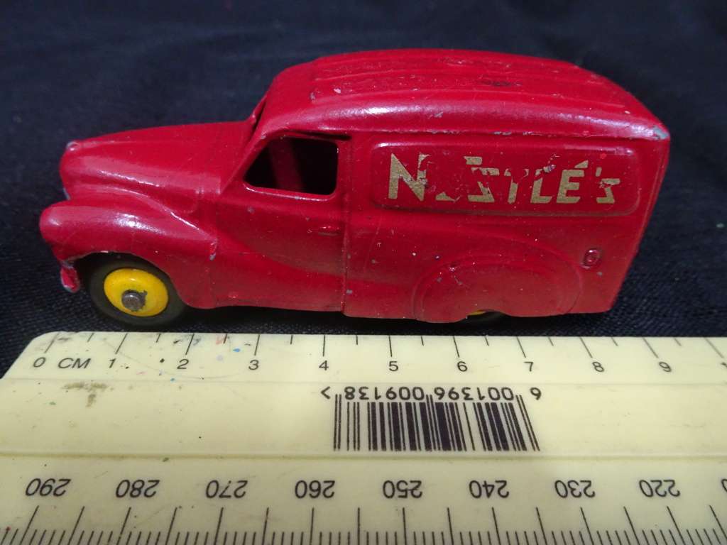 Austin Nestle`s Truck, Dinky Toys Made in England, Meccano (L - 8.5cm)