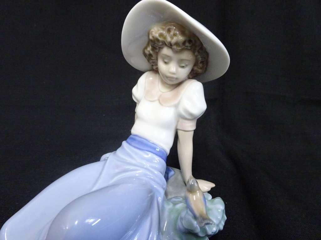 Beautiful Vintage Lladro NAO Daisy 1987 Porcelain Figurine, Girl Sitting Looking At Bird No 1042
