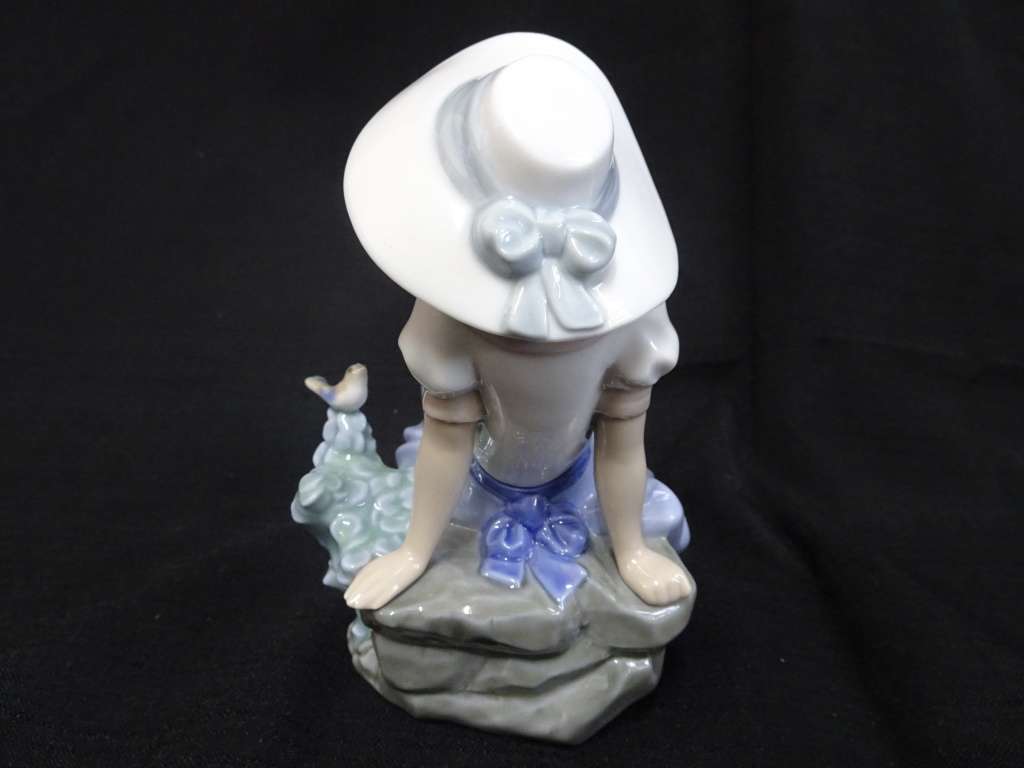 Beautiful Vintage Lladro NAO Daisy 1987 Porcelain Figurine, Girl Sitting Looking At Bird No 1042
