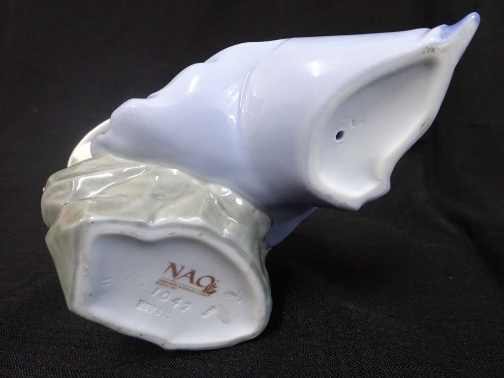 Beautiful Vintage Lladro NAO Daisy 1987 Porcelain Figurine, Girl Sitting Looking At Bird No 1042