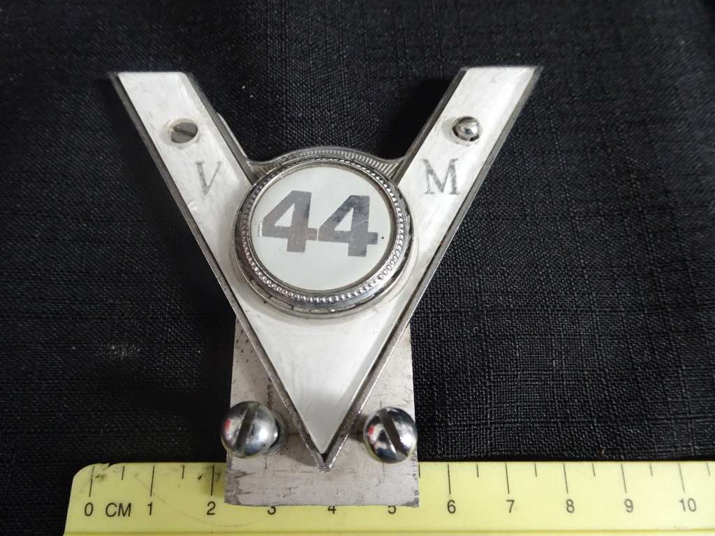 Vintage Company Of Veteran Motorists 44 Year Car Badge (H - 8cm / B - 9cm)