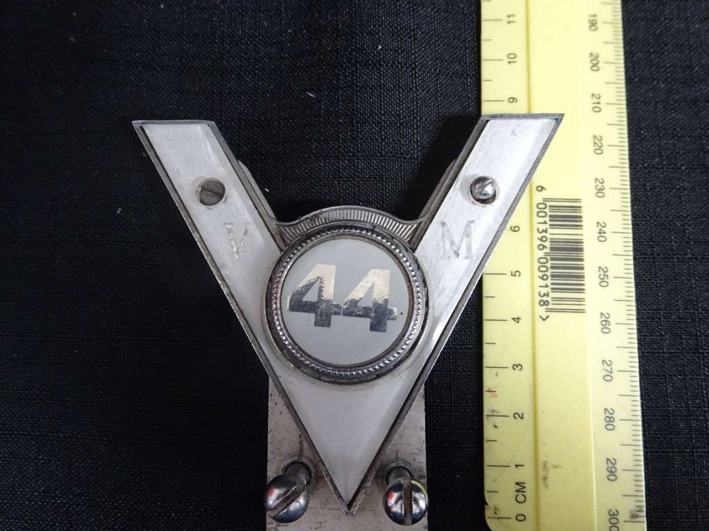 Vintage Company Of Veteran Motorists 44 Year Car Badge (H - 8cm / B - 9cm)