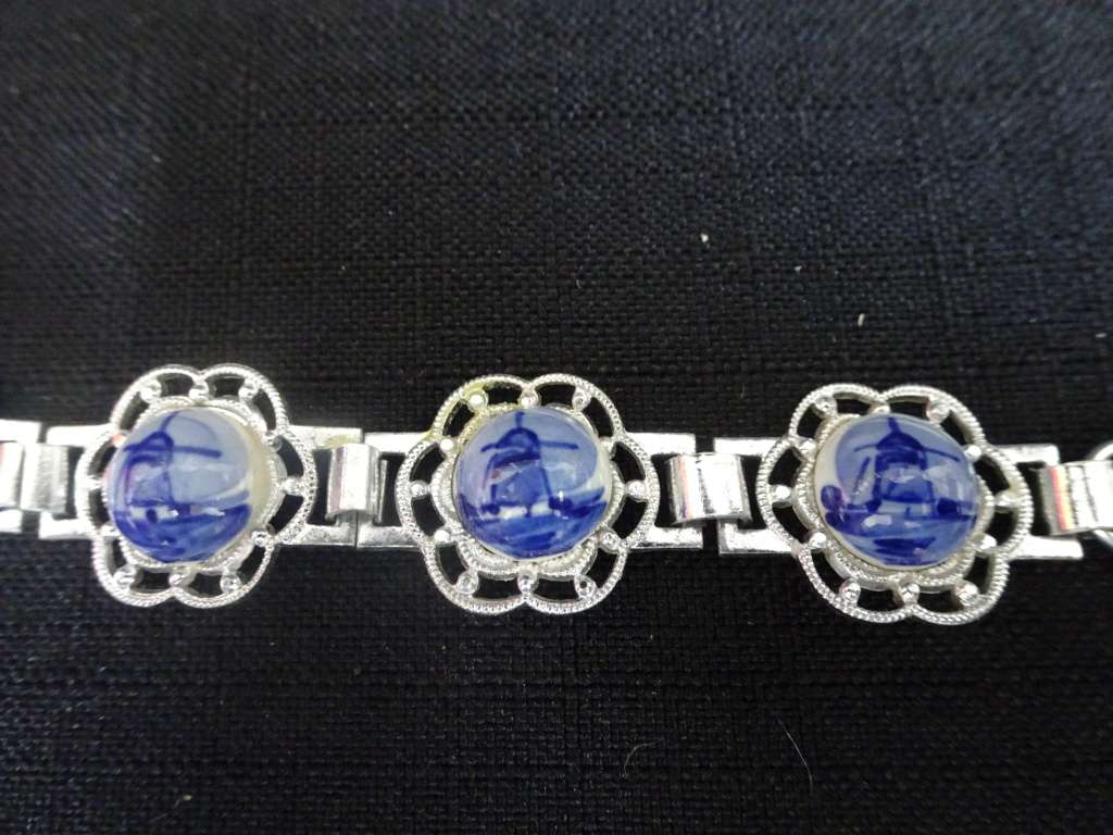 Stunning Sterling Silver Filigree Texture Round White And Blue Delft Porcelain Bracelet (6.5 Gram)