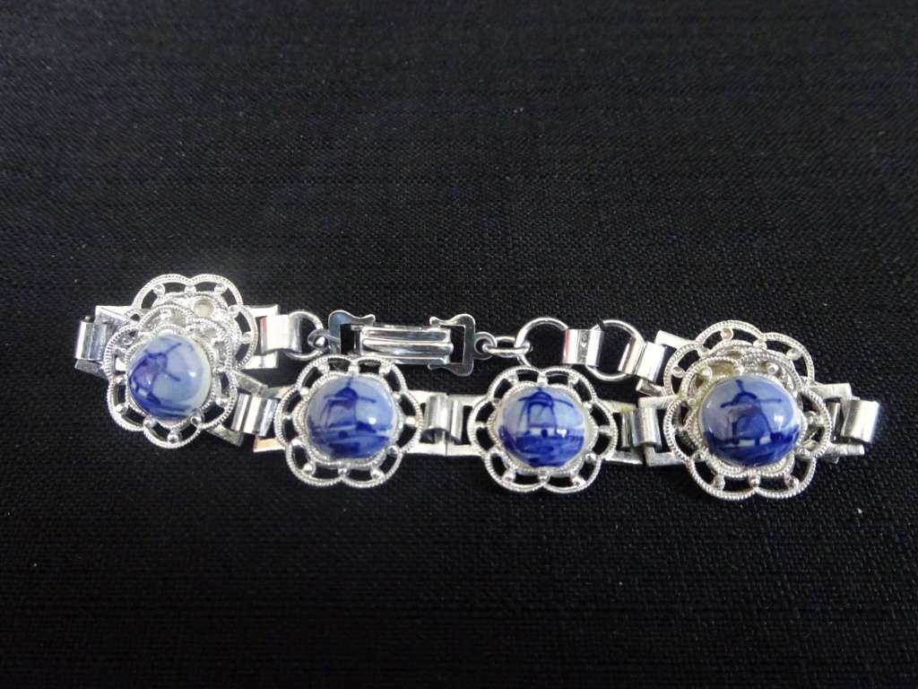 Stunning Sterling Silver Filigree Texture Round White And Blue Delft Porcelain Bracelet (6.5 Gram)