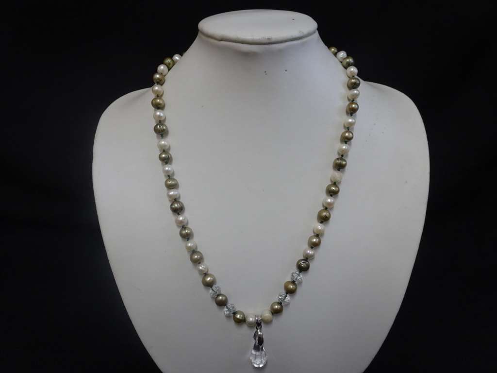Stunning Fresh Water Pearl And Glass Necklace With Magnet Clasp And Glass Pendant