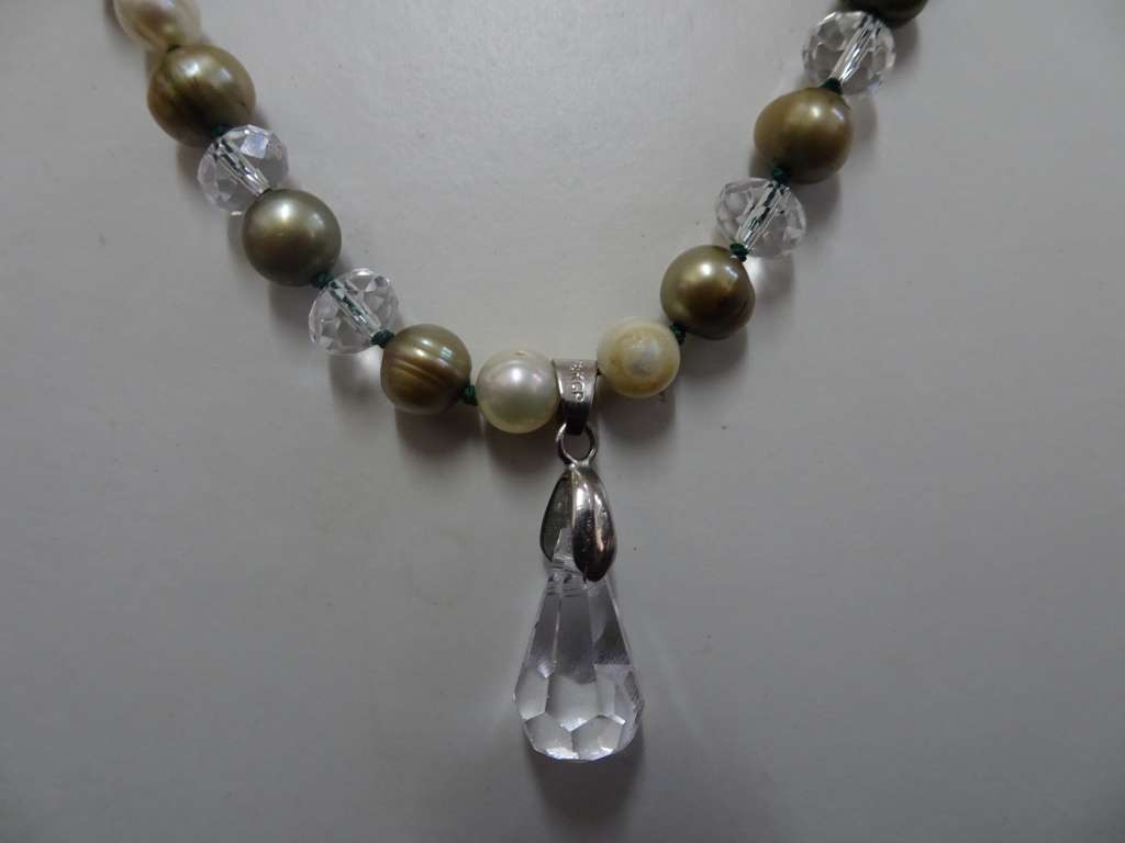 Stunning Fresh Water Pearl And Glass Necklace With Magnet Clasp And Glass Pendant
