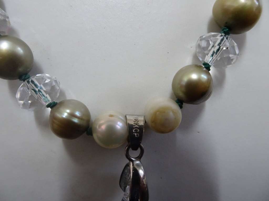 Stunning Fresh Water Pearl And Glass Necklace With Magnet Clasp And Glass Pendant