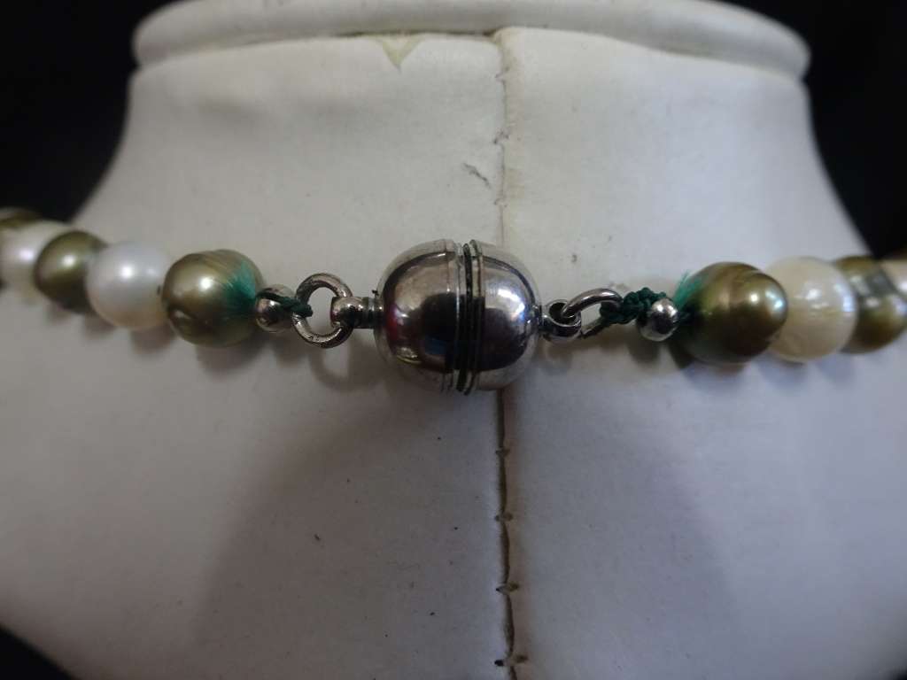 Stunning Fresh Water Pearl And Glass Necklace With Magnet Clasp And Glass Pendant