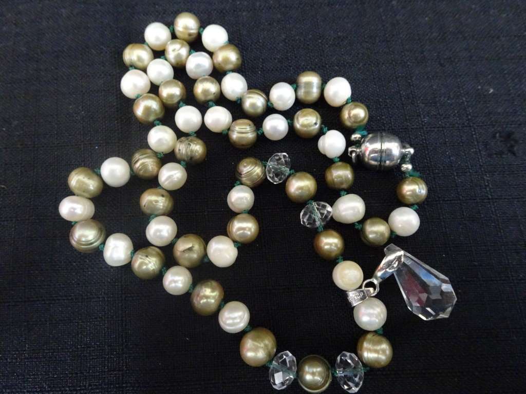 Stunning Fresh Water Pearl And Glass Necklace With Magnet Clasp And Glass Pendant