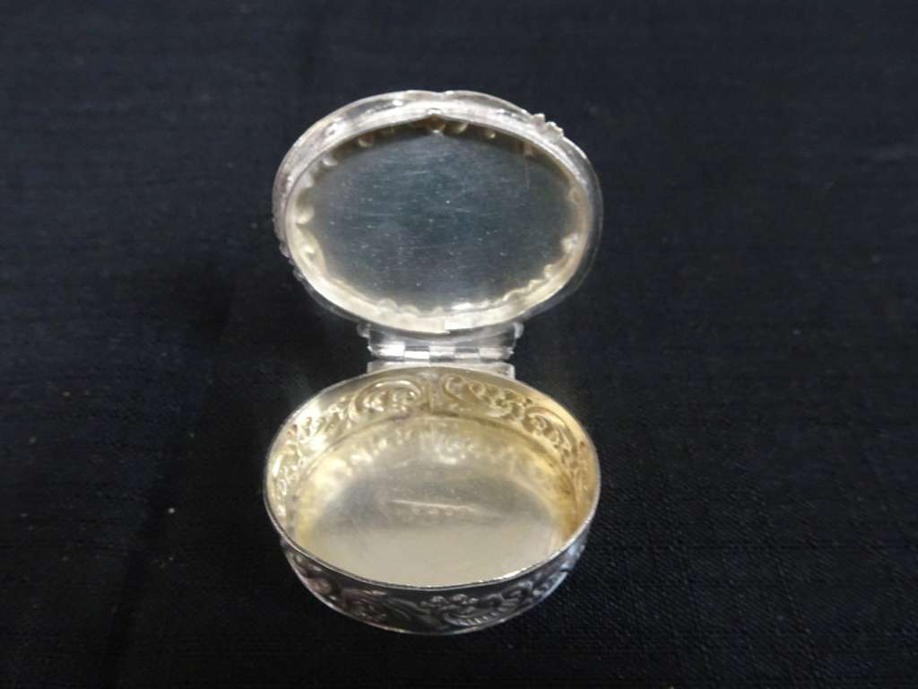 London Hallmarked Sterling Silver 1969-70 Pill Box With Beautiful Detail (29.9 Gram)