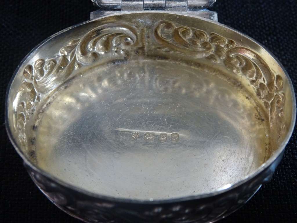 London Hallmarked Sterling Silver 1969-70 Pill Box With Beautiful Detail (29.9 Gram)