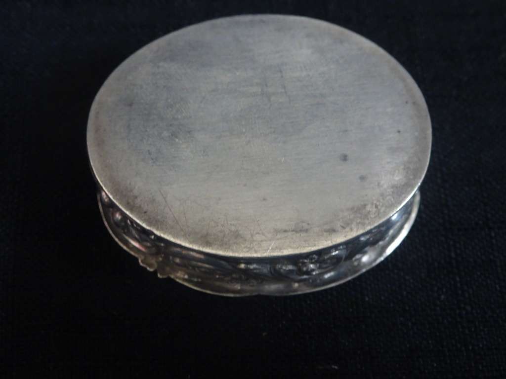 London Hallmarked Sterling Silver 1969-70 Pill Box With Beautiful Detail (29.9 Gram)
