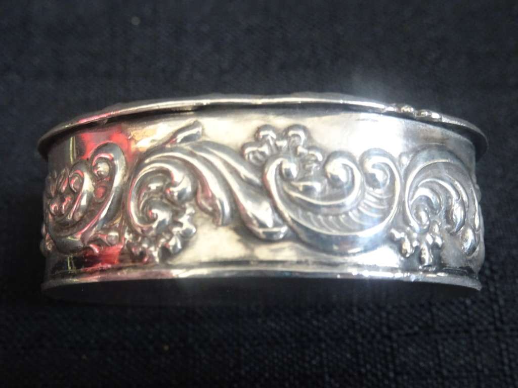 London Hallmarked Sterling Silver 1969-70 Pill Box With Beautiful Detail (29.9 Gram)