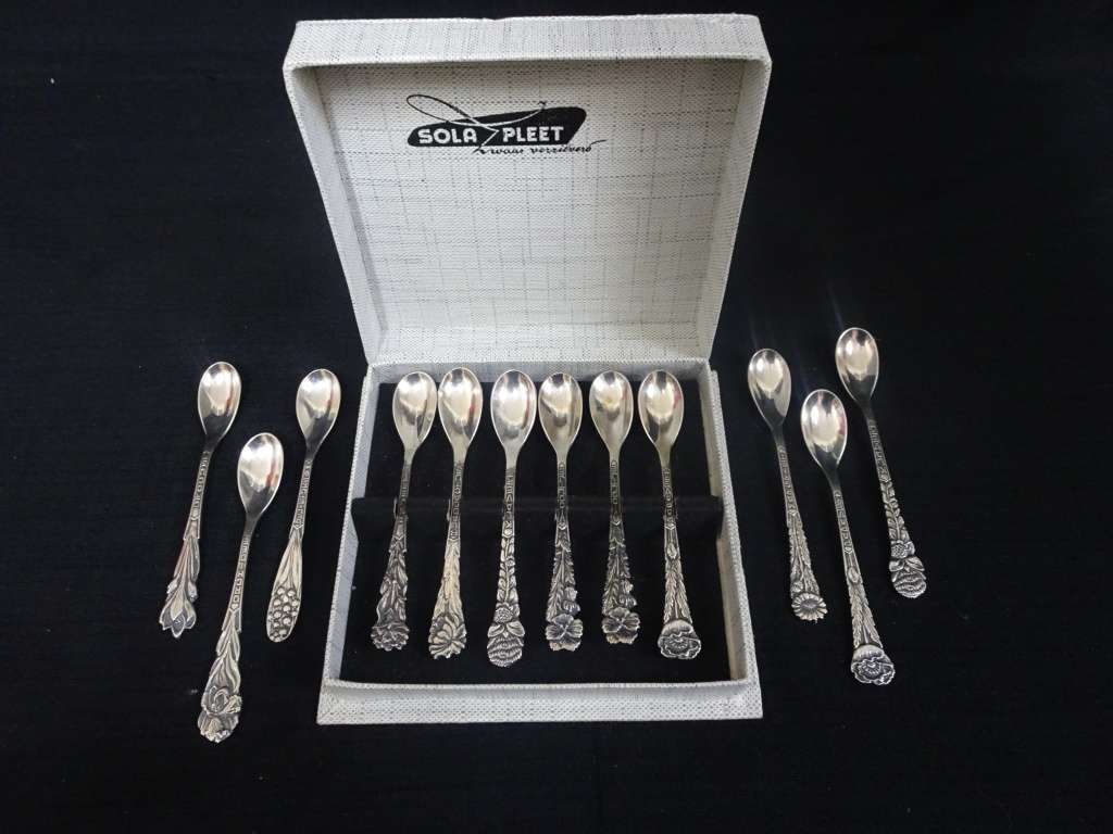Stunning Set Of Twelve Solar Pleet Vintage Tea Spoons In Excellent Condition