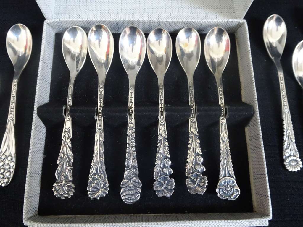 Stunning Set Of Twelve Solar Pleet Vintage Tea Spoons In Excellent Condition