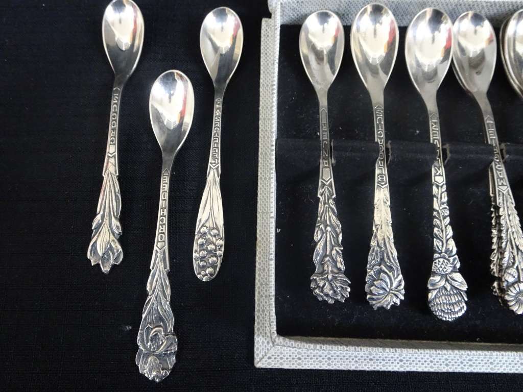 Stunning Set Of Twelve Solar Pleet Vintage Tea Spoons In Excellent Condition
