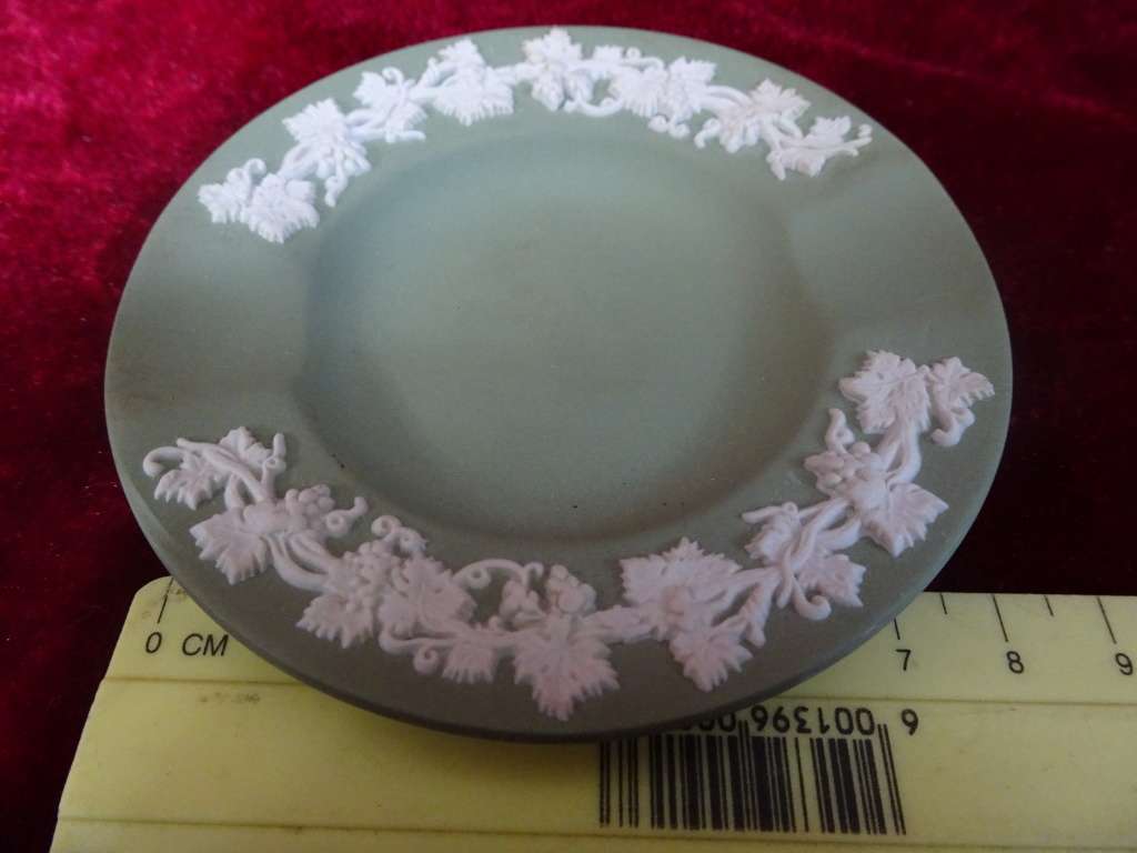 Vintage Moss Green Wedgwood Victorian Revival Ashtray In Original Box In Excellent Condition