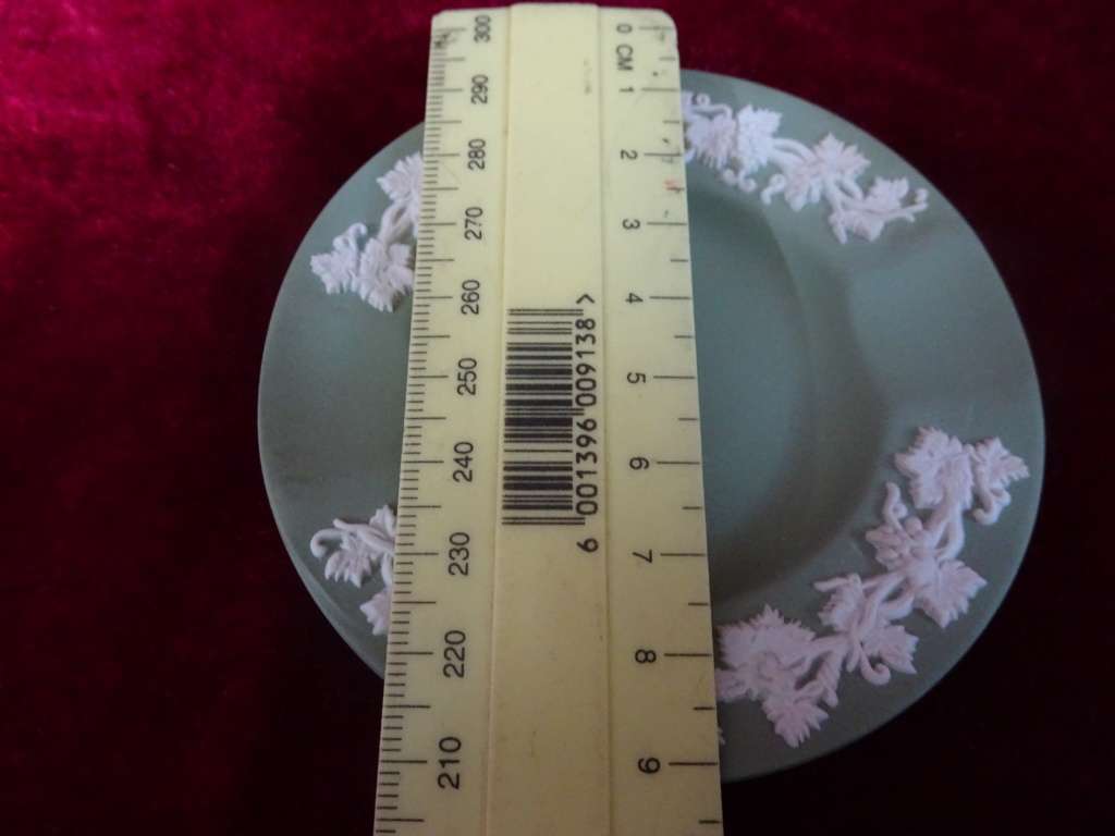 Vintage Moss Green Wedgwood Victorian Revival Ashtray In Original Box In Excellent Condition