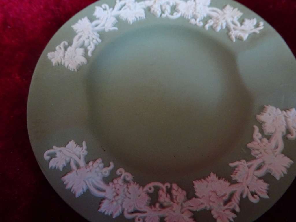 Vintage Moss Green Wedgwood Victorian Revival Ashtray In Original Box In Excellent Condition