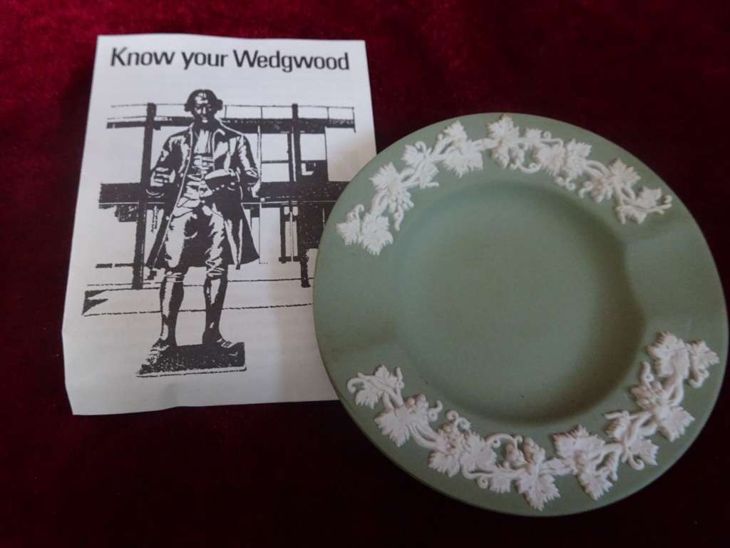 Vintage Moss Green Wedgwood Victorian Revival Ashtray In Original Box In Excellent Condition