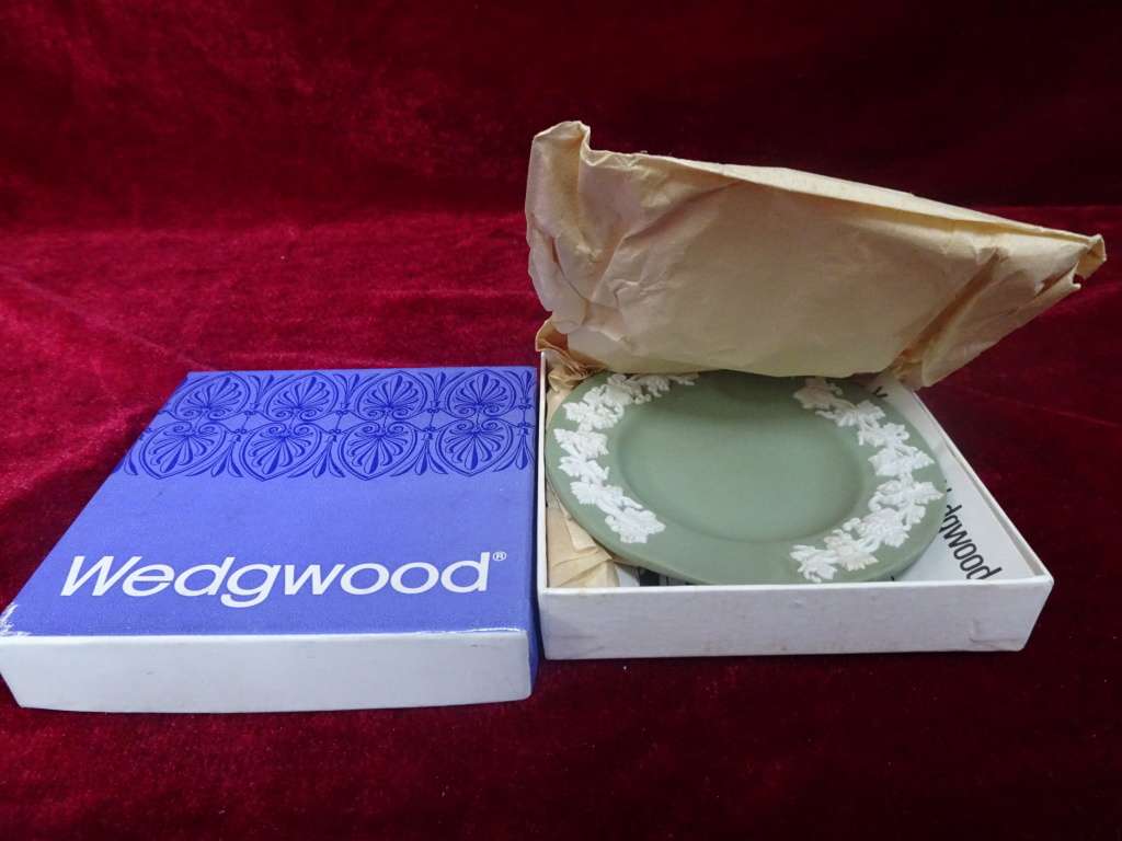 Vintage Moss Green Wedgwood Victorian Revival Ashtray In Original Box In Excellent Condition