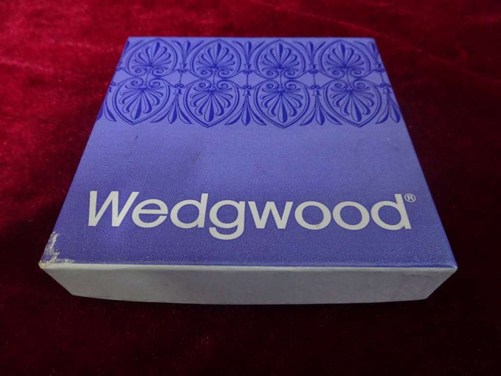 Vintage Moss Green Wedgwood Victorian Revival Ashtray In Original Box In Excellent Condition