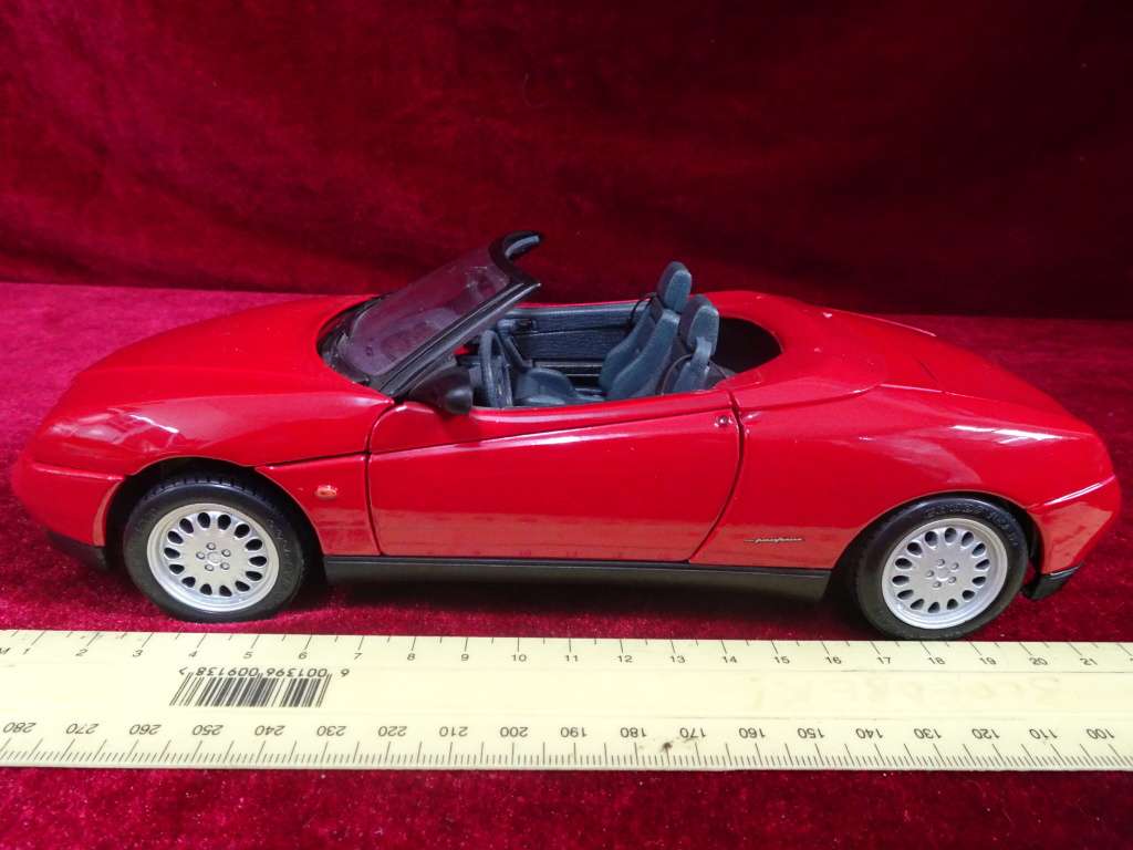 Maisto Collection Scale 1:18 Diecast 1995 Alfa Romeo Spider (No Box)