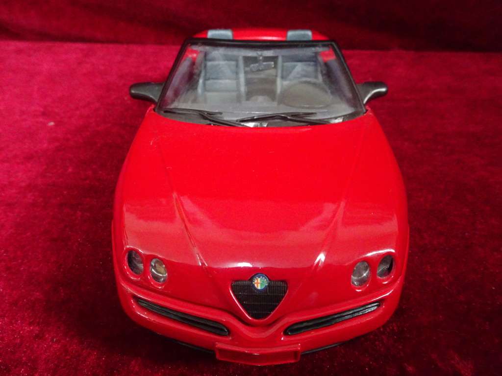 Maisto Collection Scale 1:18 Diecast 1995 Alfa Romeo Spider (No Box)