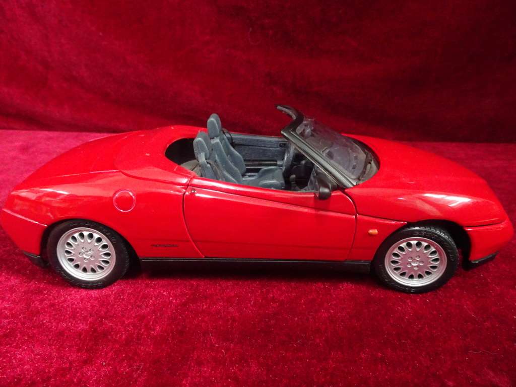 Maisto Collection Scale 1:18 Diecast 1995 Alfa Romeo Spider (No Box)