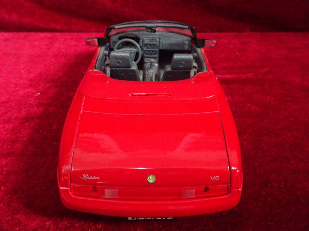 Maisto Collection Scale 1:18 Diecast 1995 Alfa Romeo Spider (No Box)