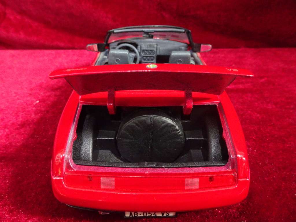 Maisto Collection Scale 1:18 Diecast 1995 Alfa Romeo Spider (No Box)