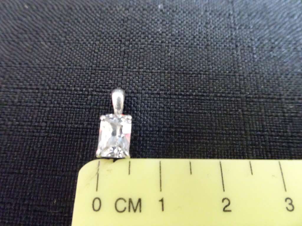 Lovely Small Sterling Silver Pendant Clearly Marked 925 (0.9 Gram)