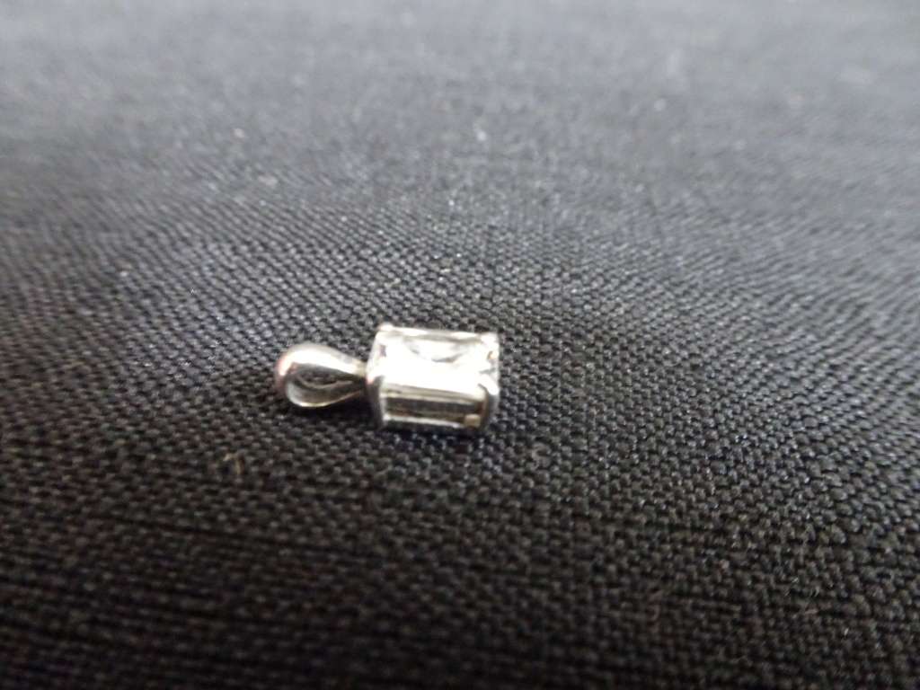 Lovely Small Sterling Silver Pendant Clearly Marked 925 (0.9 Gram)