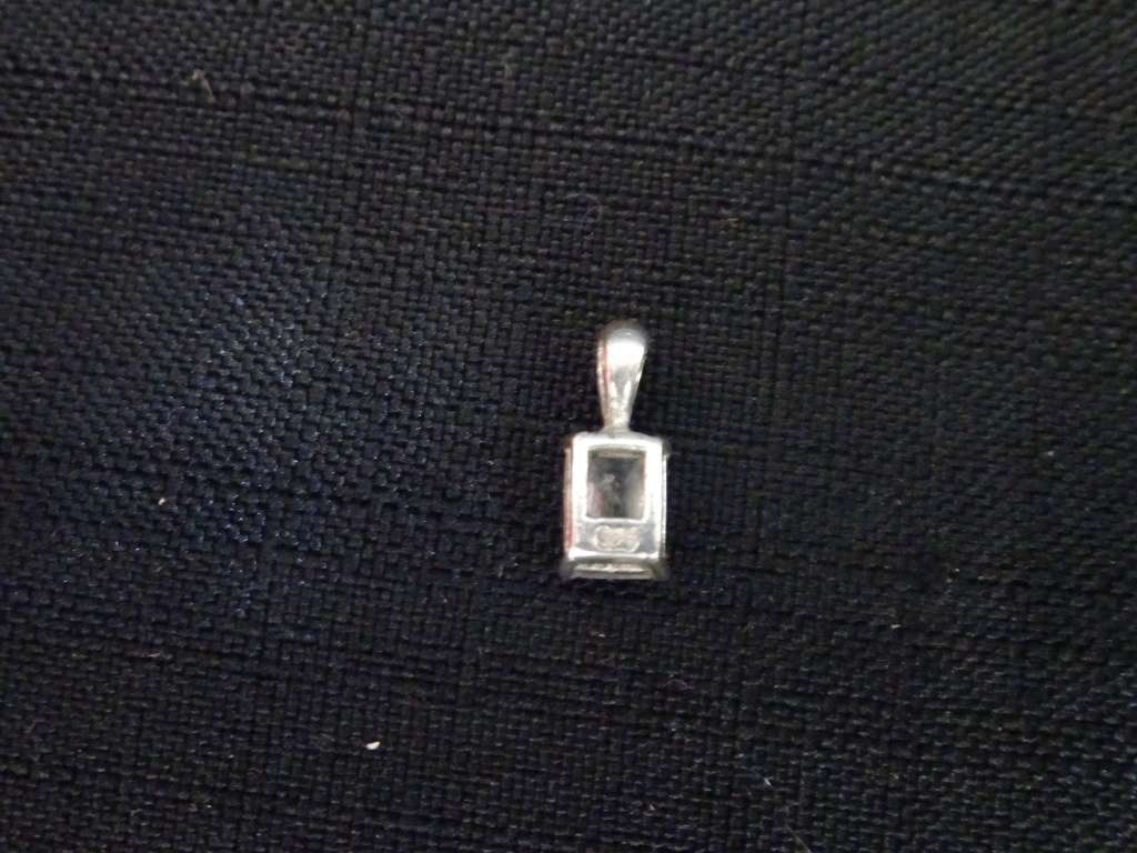 Lovely Small Sterling Silver Pendant Clearly Marked 925 (0.9 Gram)