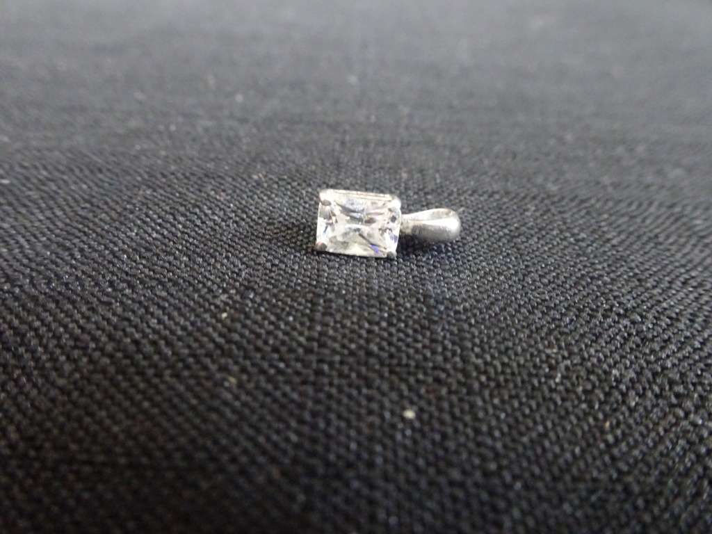 Lovely Small Sterling Silver Pendant Clearly Marked 925 (0.9 Gram)