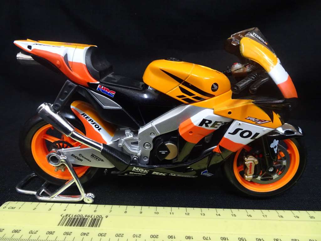Stunning DieCast Honda RC212V Repsol Honda 2008 Bike - 1:10 Scale - Metal Moule
