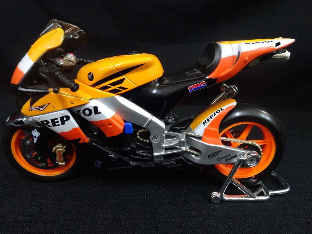Stunning DieCast Honda RC212V Repsol Honda 2008 Bike - 1:10 Scale - Metal Moule