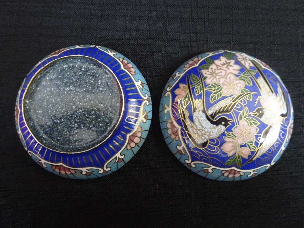 Stunning Vintage Chinese Cloisonne Enamel Bird And Flower Trinket Box - (H: 2cm / W: 7cm)