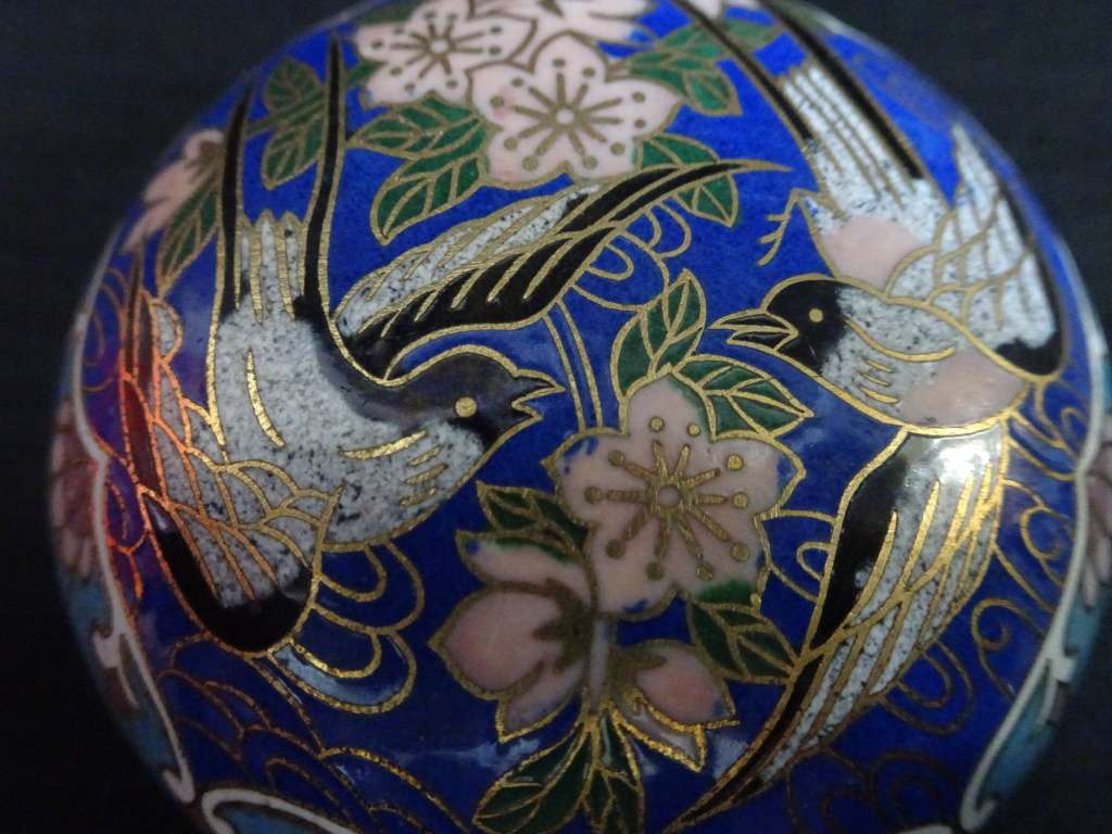 Stunning Vintage Chinese Cloisonne Enamel Bird And Flower Trinket Box - (H: 2cm / W: 7cm)